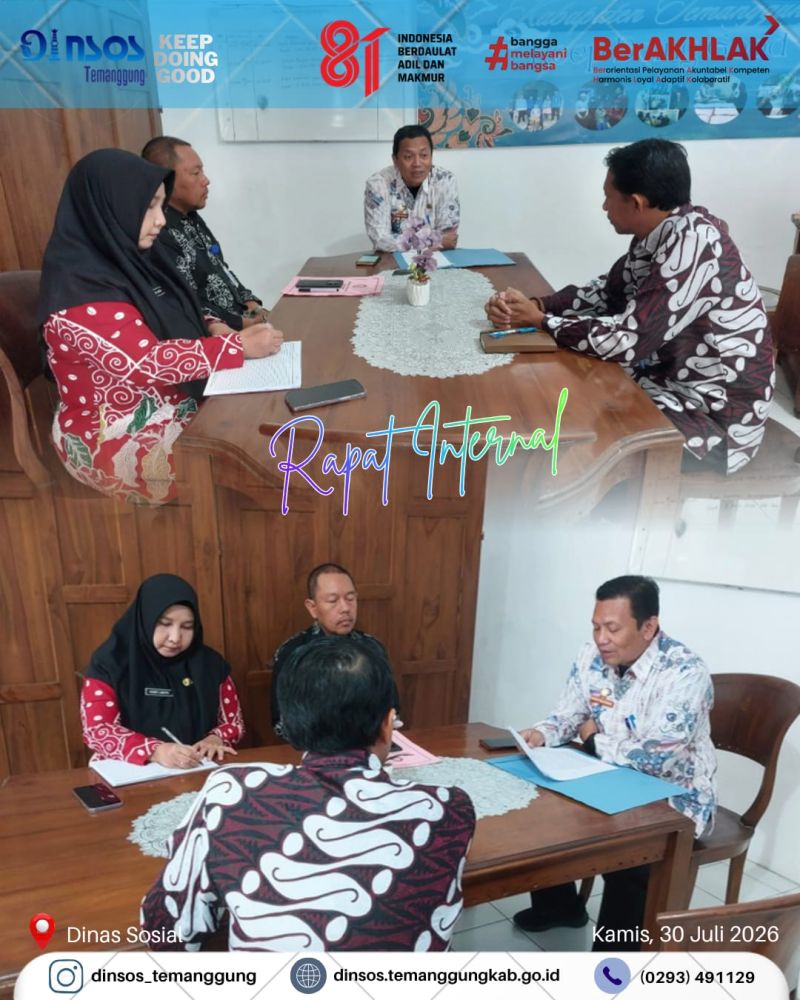 Rapat koordinasi internal di ruang kerja Kepala Dinas Sosial