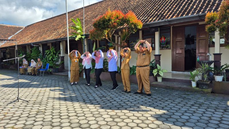 Penampilan yel yel dari masing-masing kelompok kerja Dinas Sosial Kabupaten Temanggung